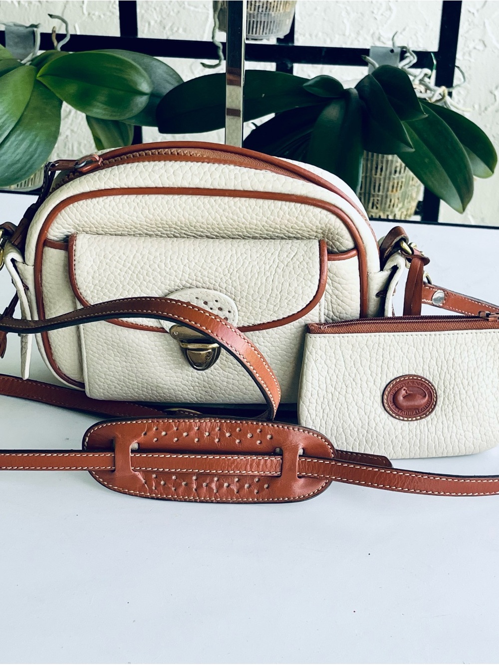 VINTAGE DOONEY AND BOURKE SMALL CREAM/BEIGE AND  TAN  TRIM CROSSBODY CAMERA BAG